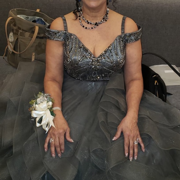 Beautiful gray sequin gown - Picture 2 of 4